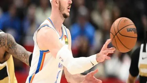 姆巴佩重返巴黎赛场，身着战袍闪耀，球迷热情欢呼迎接！